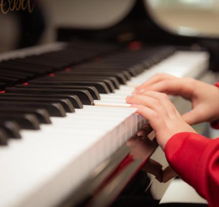 main--enfant-piano©