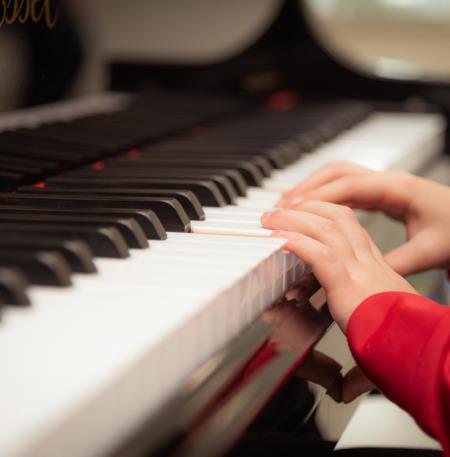 main--enfant-piano©