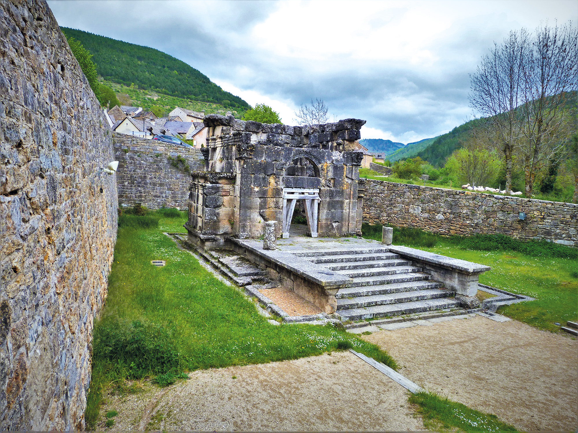 MAUSOLEE ROMAIN DE LANUEJOLS