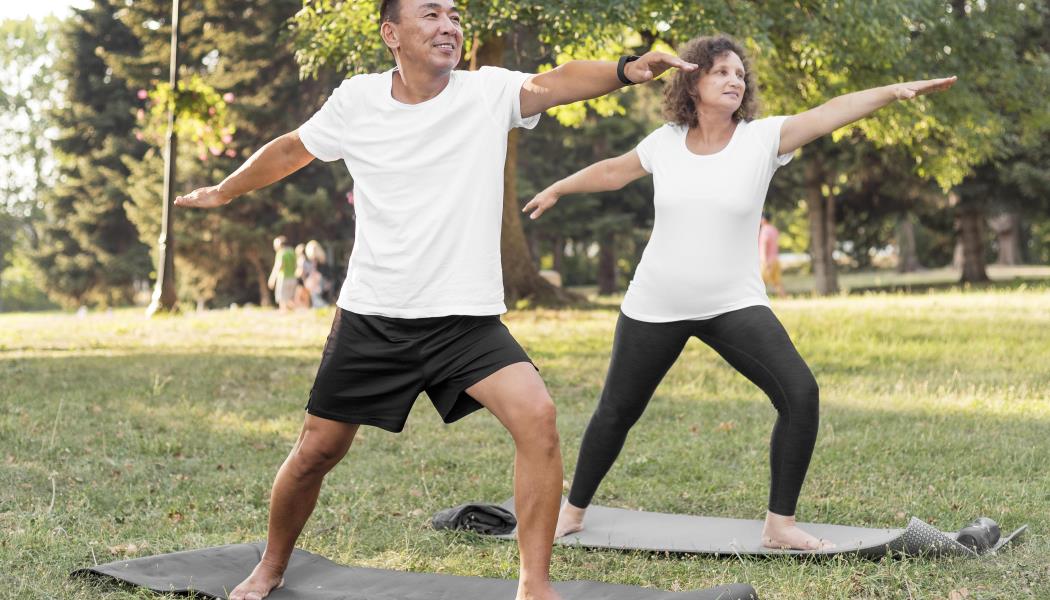 personnes-agees-plein-coup-exercant-tapis-yoga