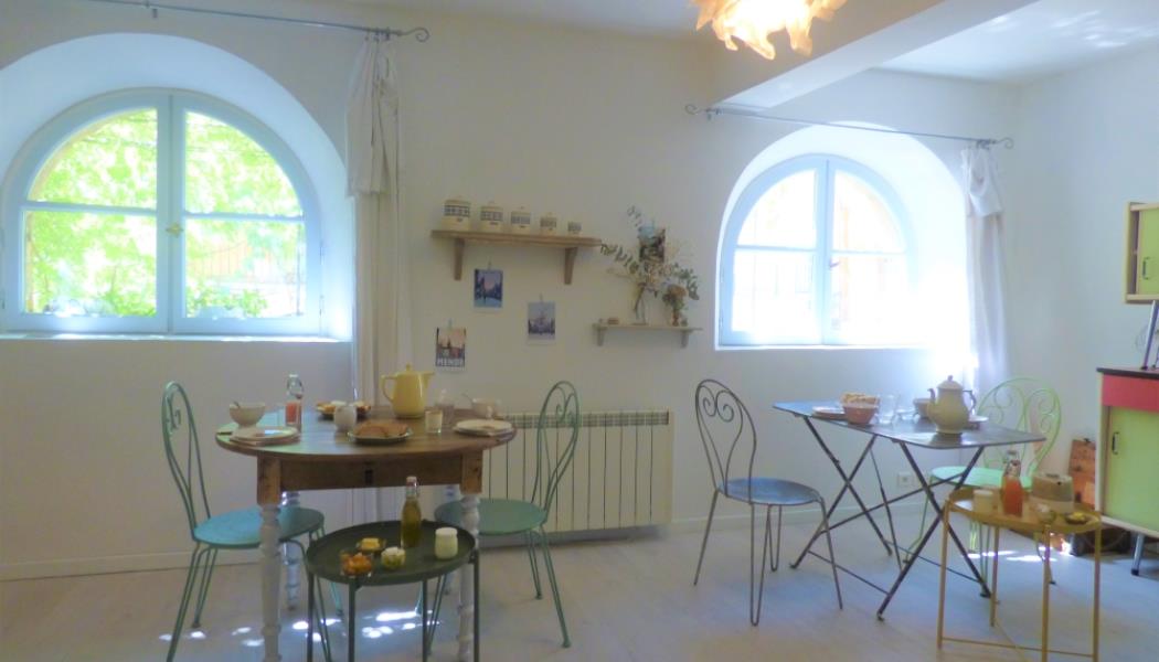 petits déjeuners fenêtres chambres d hotes location occitanie