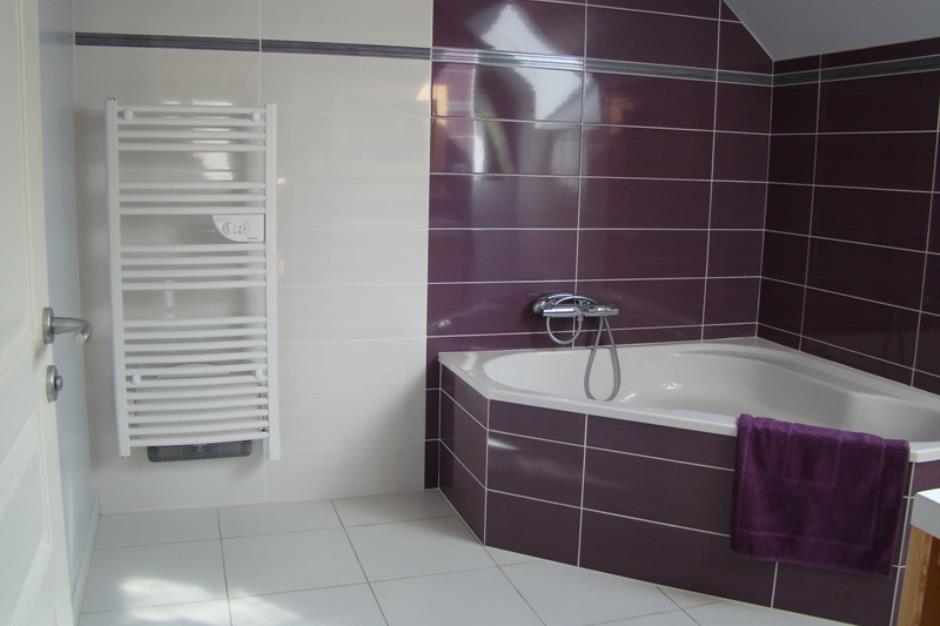 salle de bain avec baignoire d'angle 