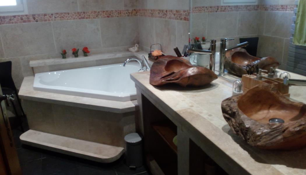salle-de-bain-meuble-3-etoiles-le-bleymard-bourelly