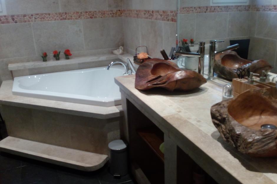 salle-de-bain-meuble-3-etoiles-le-bleymard-bourelly 