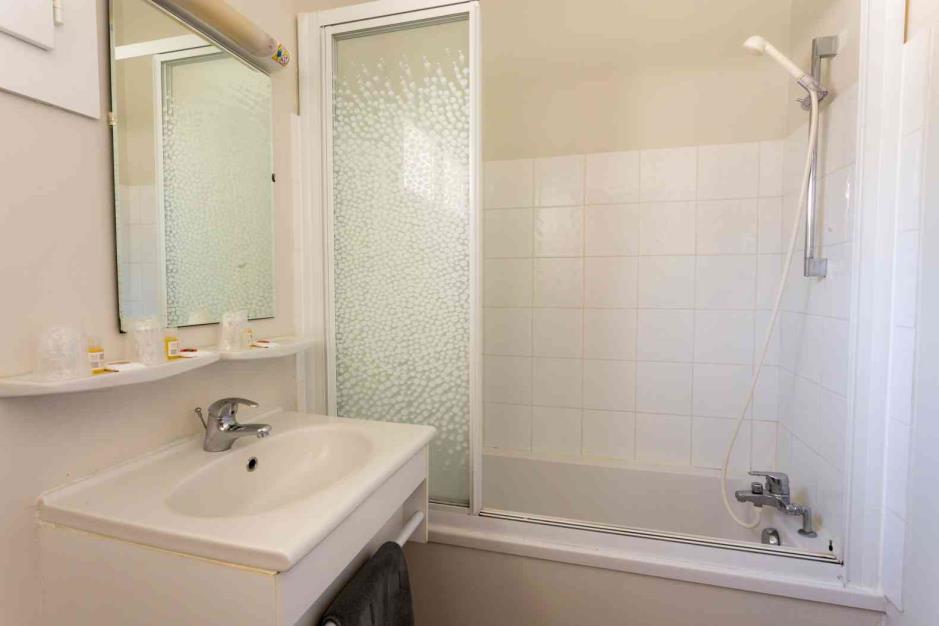 salle de bains avec baignoire hotel gorges du tarn 