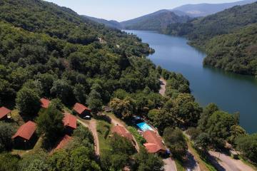 village de chalets des chataigniers du lac cevennes (49) - Crédit Fabrik à images